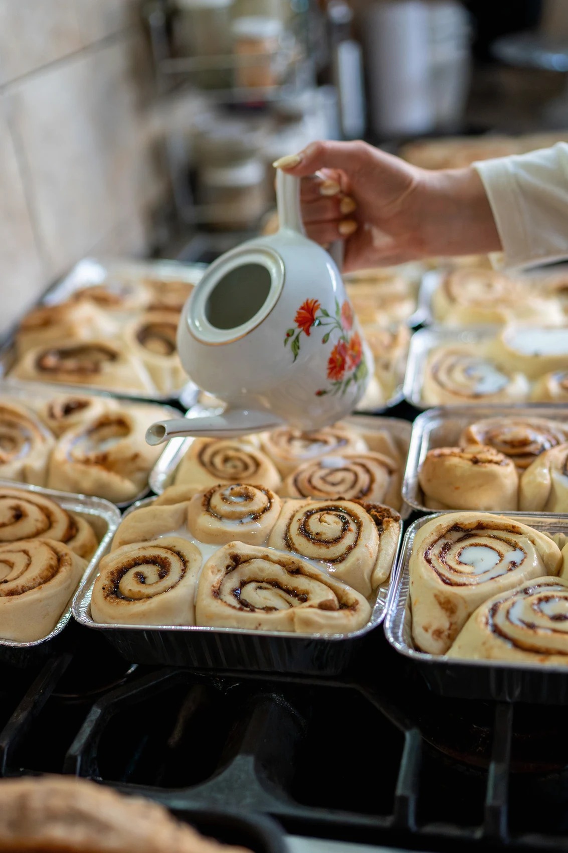 Nuestros rolls de canela y la tetera floreada en la cocina de Casa Prida